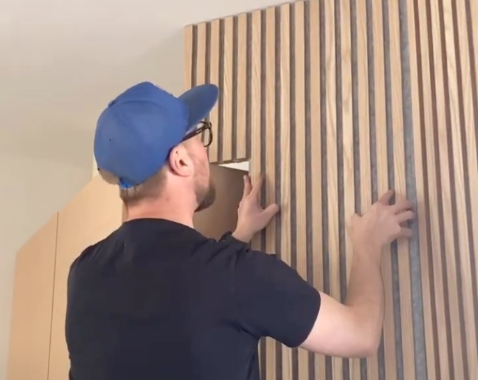 Montage von Akustikpaneelen